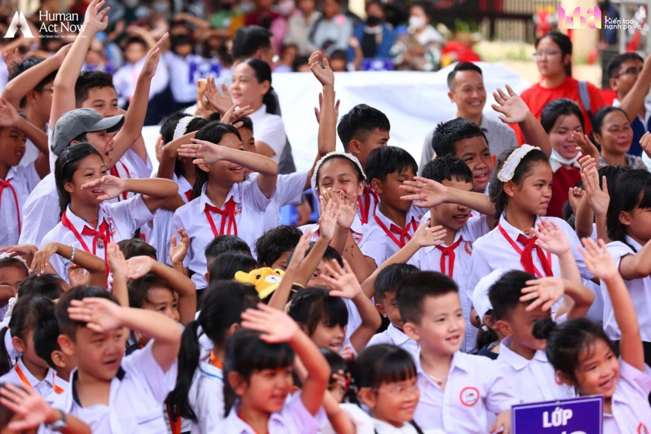 Hồ Quỳnh Hương mang 6 chiếc tivi lên vùng biên giới, cậu bé lớp 7 chỉ xin một điều không thể mua ngay bằng tiền