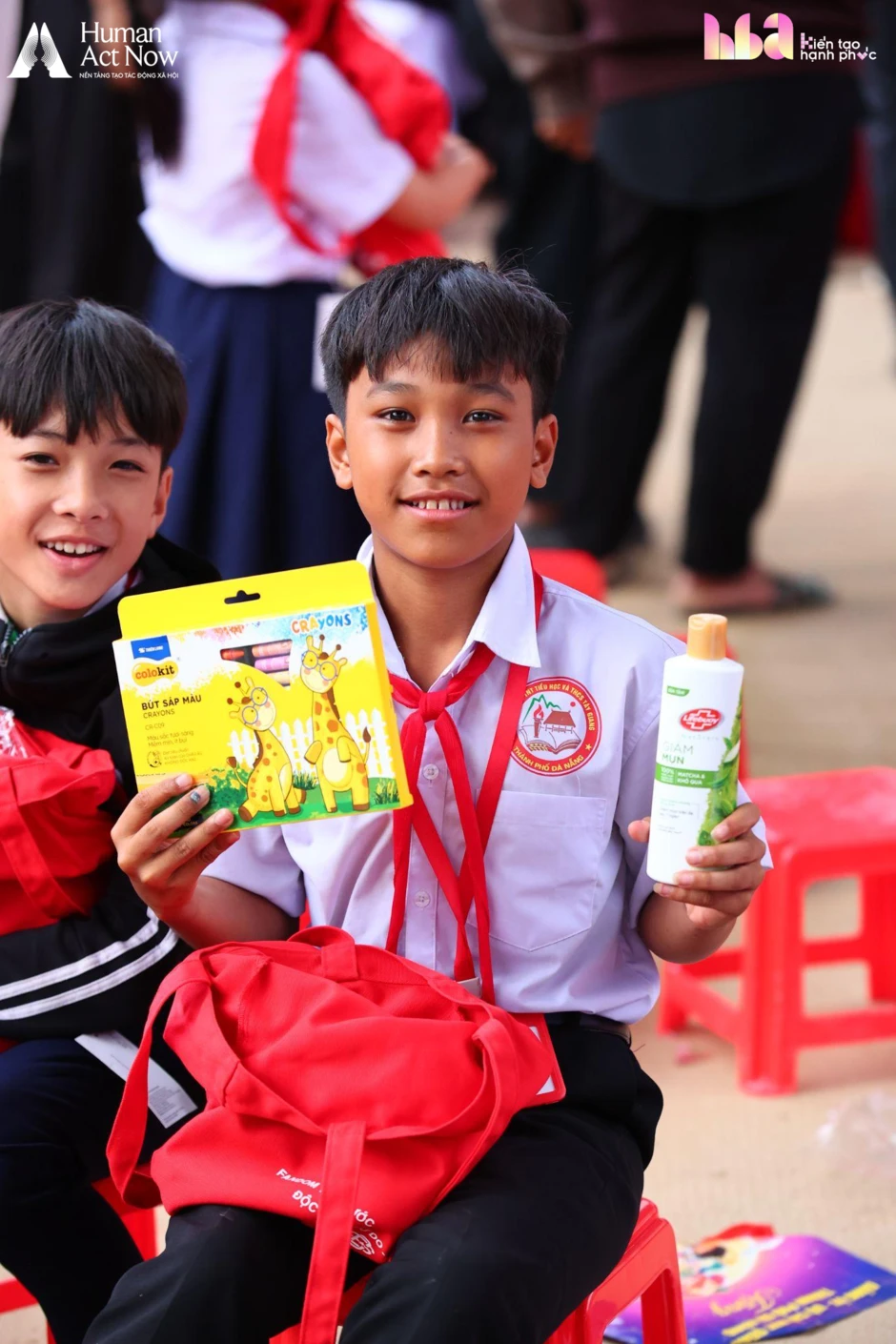 Hồ Quỳnh Hương mang 6 chiếc tivi lên vùng biên giới, cậu bé lớp 7 chỉ xin một điều không thể mua ngay bằng tiền
