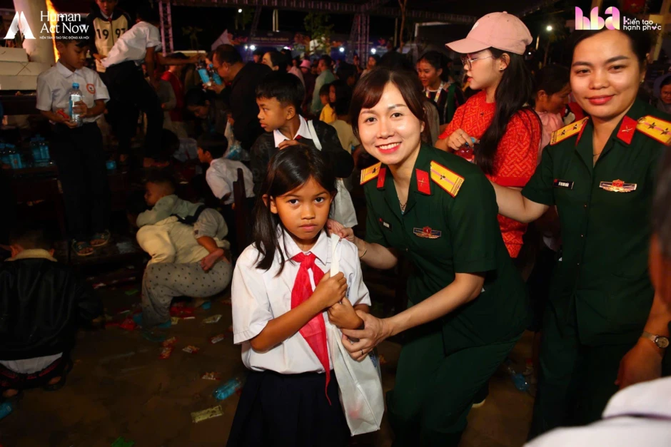Hồ Quỳnh Hương mang 6 chiếc tivi lên vùng biên giới, cậu bé lớp 7 chỉ xin một điều không thể mua ngay bằng tiền