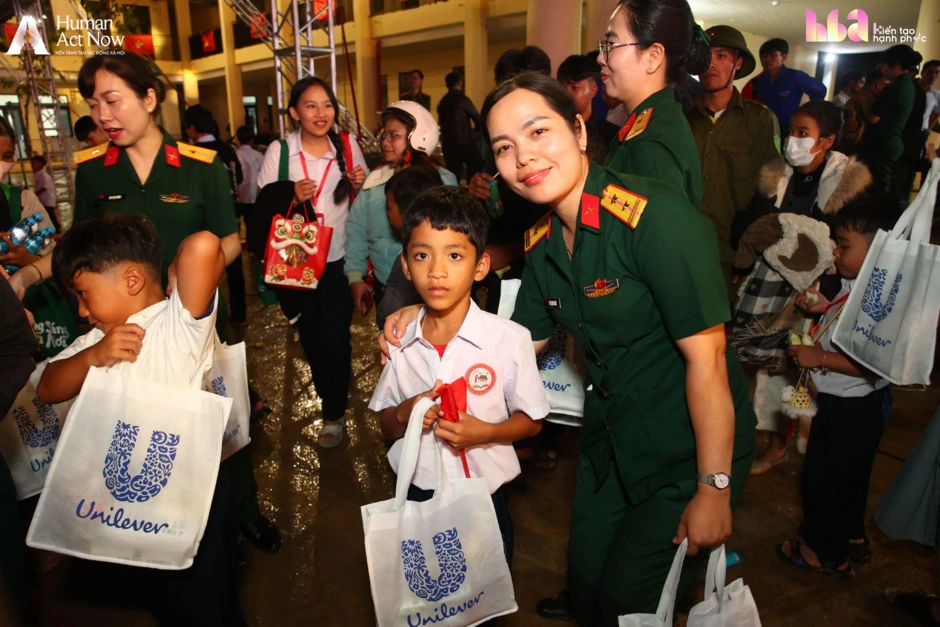 Hồ Quỳnh Hương mang 6 chiếc tivi lên vùng biên giới, cậu bé lớp 7 chỉ xin một điều không thể mua ngay bằng tiền