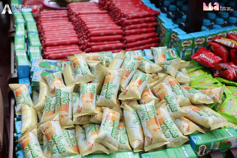 Hồ Quỳnh Hương mang 6 chiếc tivi lên vùng biên giới, cậu bé lớp 7 chỉ xin một điều không thể mua ngay bằng tiền