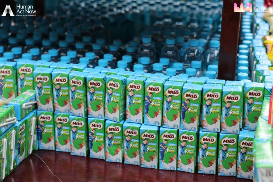 Hồ Quỳnh Hương mang 6 chiếc tivi lên vùng biên giới, cậu bé lớp 7 chỉ xin một điều không thể mua ngay bằng tiền