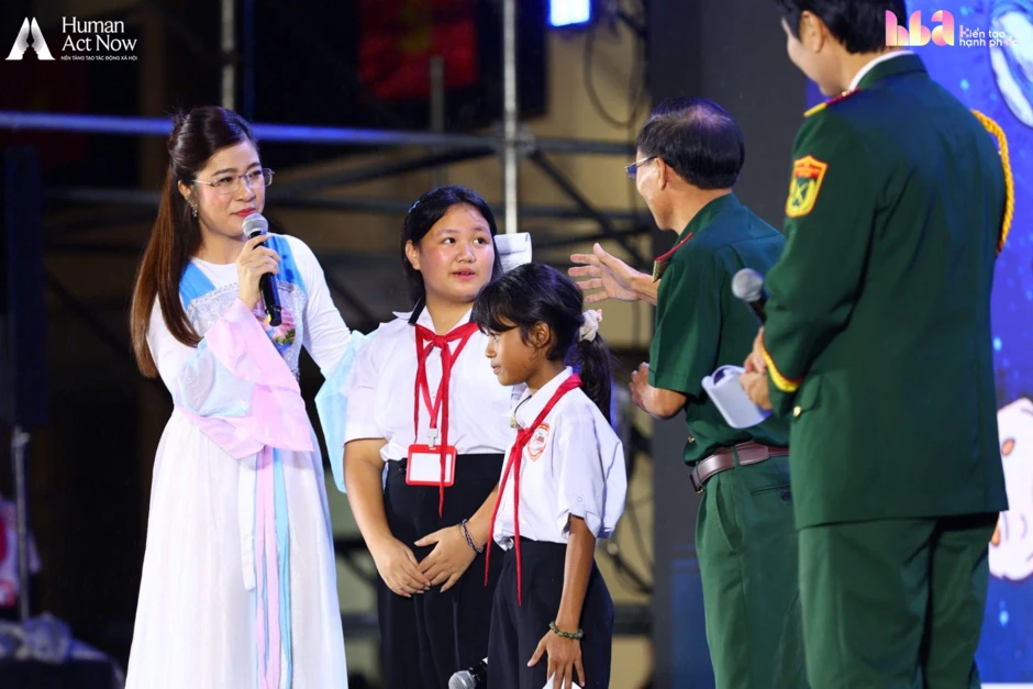 Hồ Quỳnh Hương mang 6 chiếc tivi lên vùng biên giới, cậu bé lớp 7 chỉ xin một điều không thể mua ngay bằng tiền