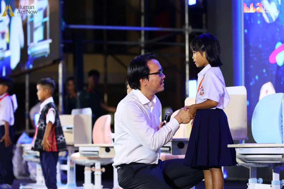 Hồ Quỳnh Hương mang 6 chiếc tivi lên vùng biên giới, cậu bé lớp 7 chỉ xin một điều không thể mua ngay bằng tiền