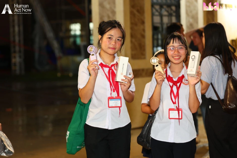 Hồ Quỳnh Hương mang 6 chiếc tivi lên vùng biên giới, cậu bé lớp 7 chỉ xin một điều không thể mua ngay bằng tiền