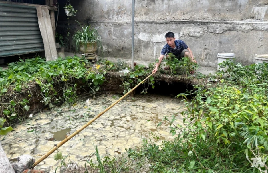 Hố sâu 4 m xuất hiện sát móng nhà dân ở Thái Nguyên Hố sâu 4 m xuất hiện sát móng nhà dân ở Thái Nguyên