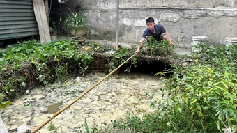 Hố sâu 4 m xuất hiện sát móng nhà dân ở Thái Nguyên