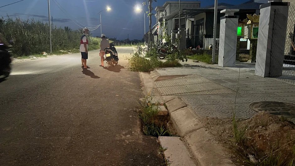 Hố sâu tái định cư gây nguy hiểm tại khu đô thị mới Thuận An Hố sâu tái định cư gây nguy hiểm tại khu đô thị mới Thuận An
