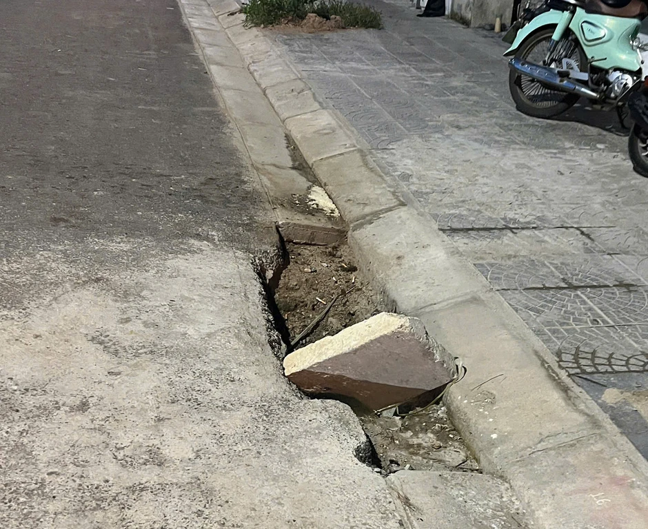 Hố sâu tái định cư gây nguy hiểm tại khu đô thị mới Thuận An Hố sâu tái định cư gây nguy hiểm tại khu đô thị mới Thuận An
