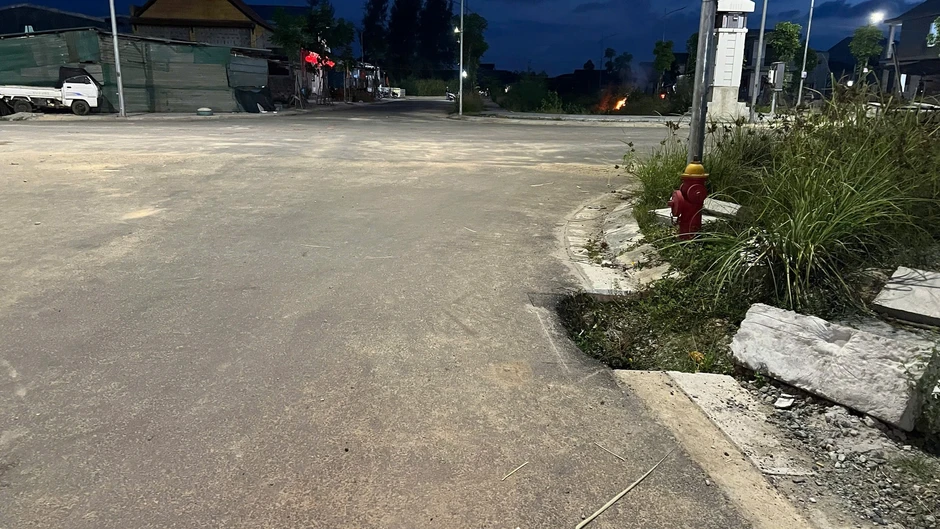 Hố sâu tái định cư gây nguy hiểm tại khu đô thị mới Thuận An Hố sâu tái định cư gây nguy hiểm tại khu đô thị mới Thuận An
