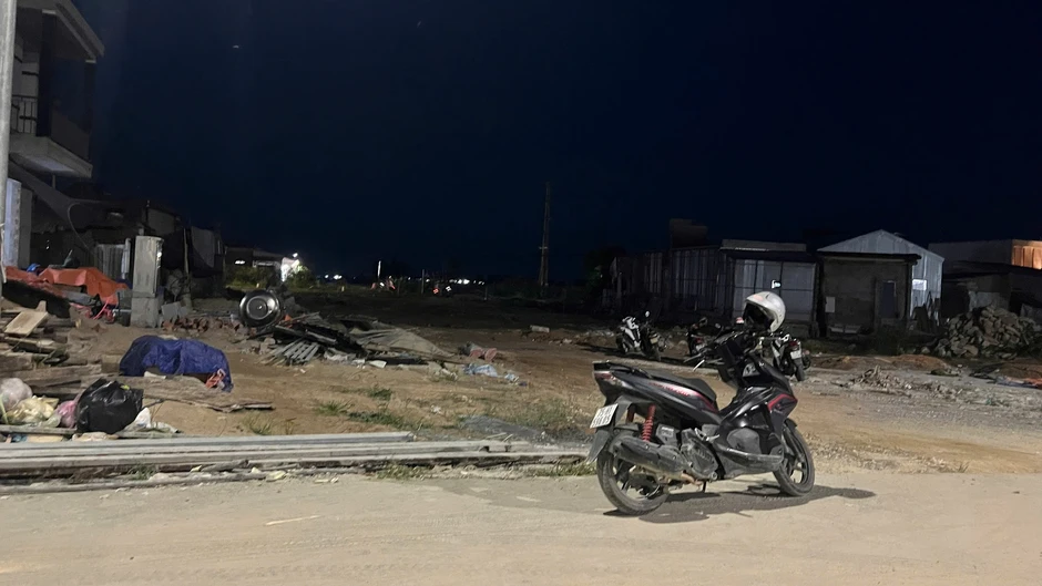 Hố sâu tái định cư gây nguy hiểm tại khu đô thị mới Thuận An Hố sâu tái định cư gây nguy hiểm tại khu đô thị mới Thuận An