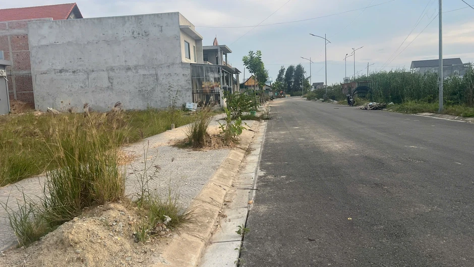 Hố sâu tái định cư gây nguy hiểm tại khu đô thị mới Thuận An Hố sâu tái định cư gây nguy hiểm tại khu đô thị mới Thuận An