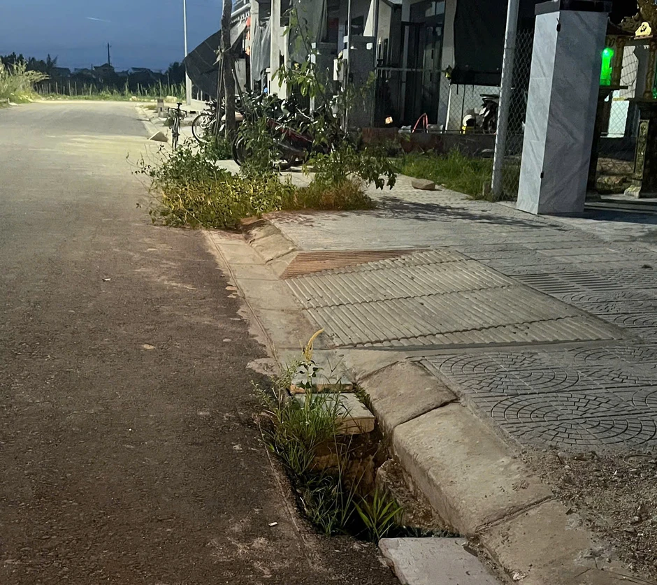Hố sâu tái định cư gây nguy hiểm tại khu đô thị mới Thuận An Hố sâu tái định cư gây nguy hiểm tại khu đô thị mới Thuận An
