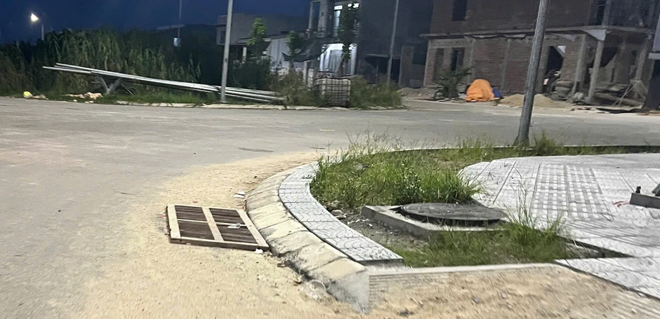Hố sâu tái định cư gây nguy hiểm tại khu đô thị mới Thuận An Hố sâu tái định cư gây nguy hiểm tại khu đô thị mới Thuận An