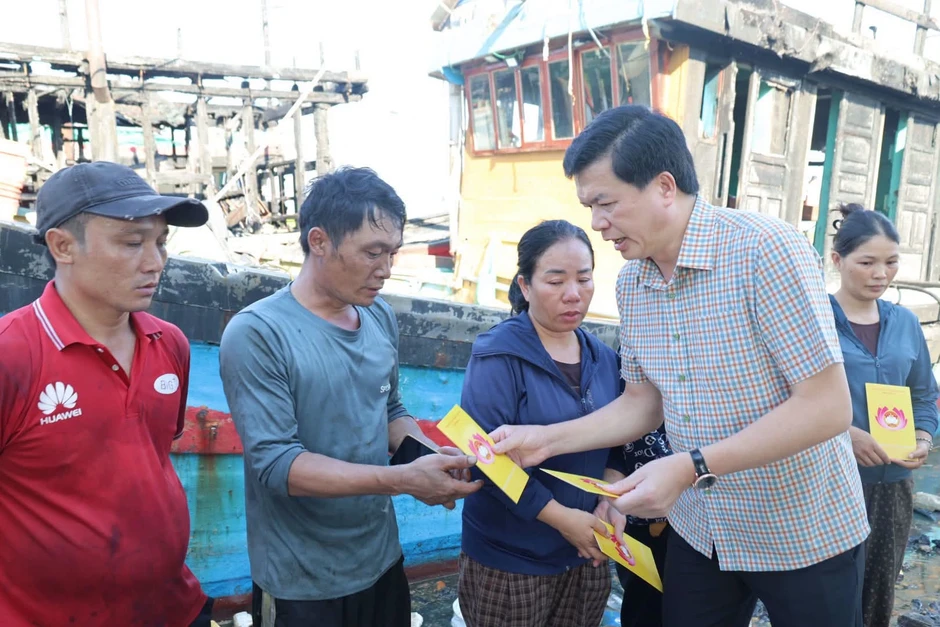 Hỗ trợ 75 triệu đồng cho 5 chủ tàu cá bị cháy ở Nghệ An Hỗ trợ 75 triệu đồng cho 5 chủ tàu cá bị cháy ở Nghệ An