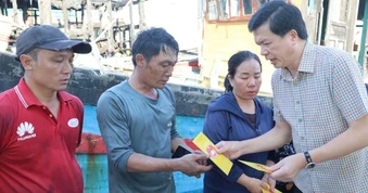 Hỗ trợ 75 triệu đồng cho 5 chủ tàu cá bị cháy ở Nghệ An