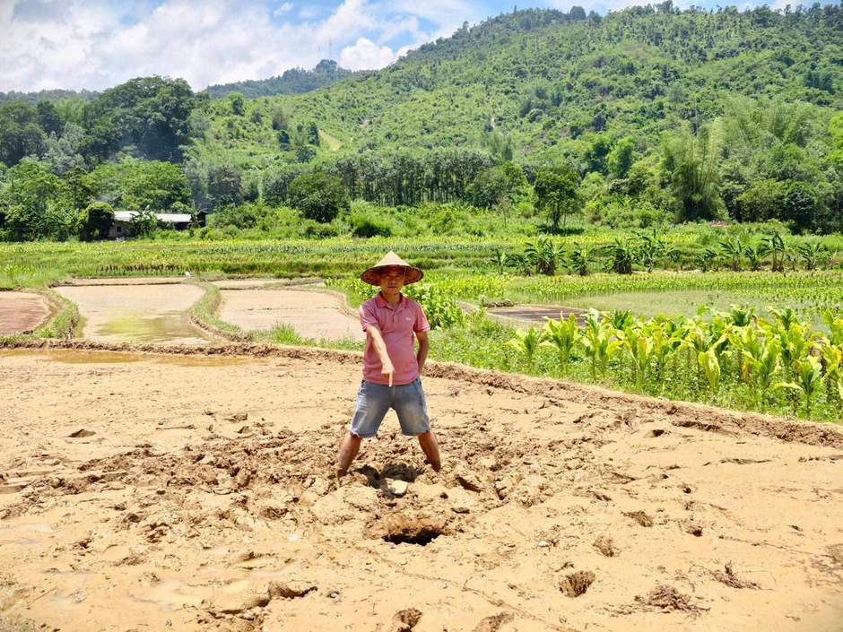 Hố tử thần Cao Bằng xuất hiện giữa ruộng , chính quyền kêu gọi chuyên gia vào cuộc Hố tử thần Cao Bằng xuất hiện giữa ruộng , chính quyền kêu gọi chuyên gia vào cuộc