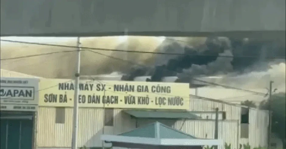 Hỏa hoạn lớn tại công ty nội thất ở Hà Nội gây hoảng loạn cho người dân Hỏa hoạn lớn tại công ty nội thất ở Hà Nội gây hoảng loạn cho người dân