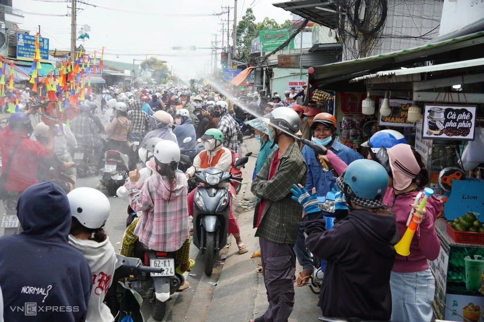 Ho&aacute; trang 'y&ecirc;u qu&aacute;i' phun lửa, n&eacute;m bột m&igrave; ở lễ hội L&agrave;m Chay