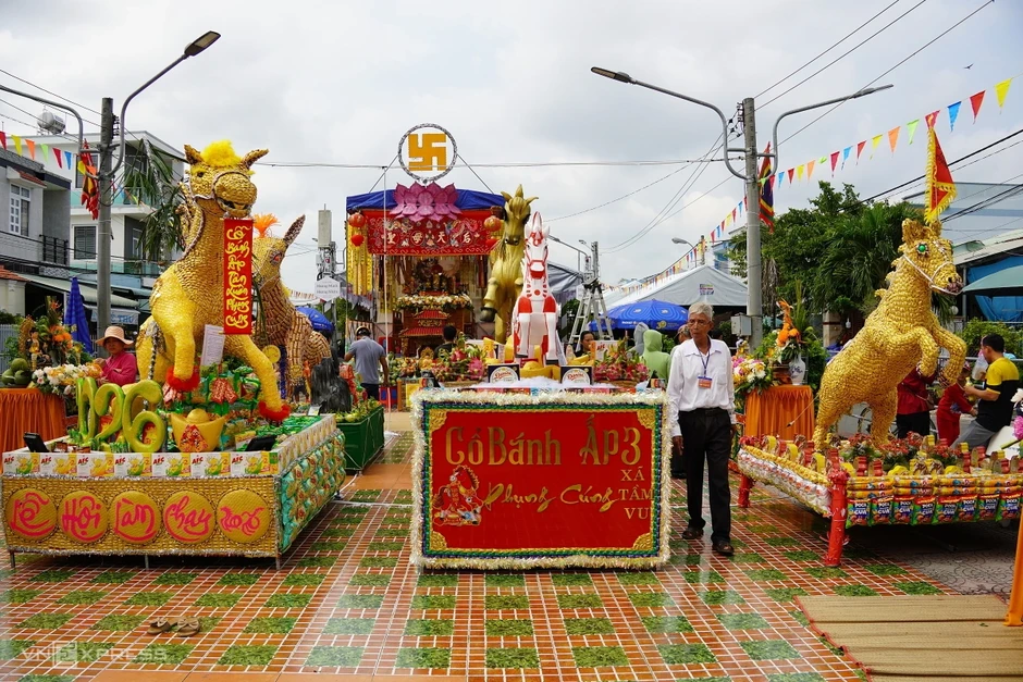 Ho&aacute; trang 'y&ecirc;u qu&aacute;i' phun lửa, n&eacute;m bột m&igrave; ở lễ hội L&agrave;m Chay