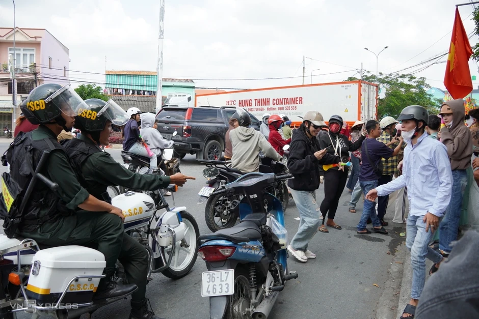 Ho&aacute; trang 'y&ecirc;u qu&aacute;i' phun lửa, n&eacute;m bột m&igrave; ở lễ hội L&agrave;m Chay