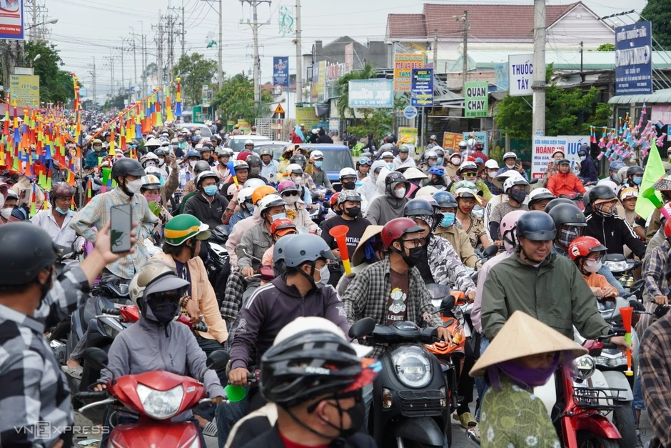 Ho&aacute; trang 'y&ecirc;u qu&aacute;i' phun lửa, n&eacute;m bột m&igrave; ở lễ hội L&agrave;m Chay