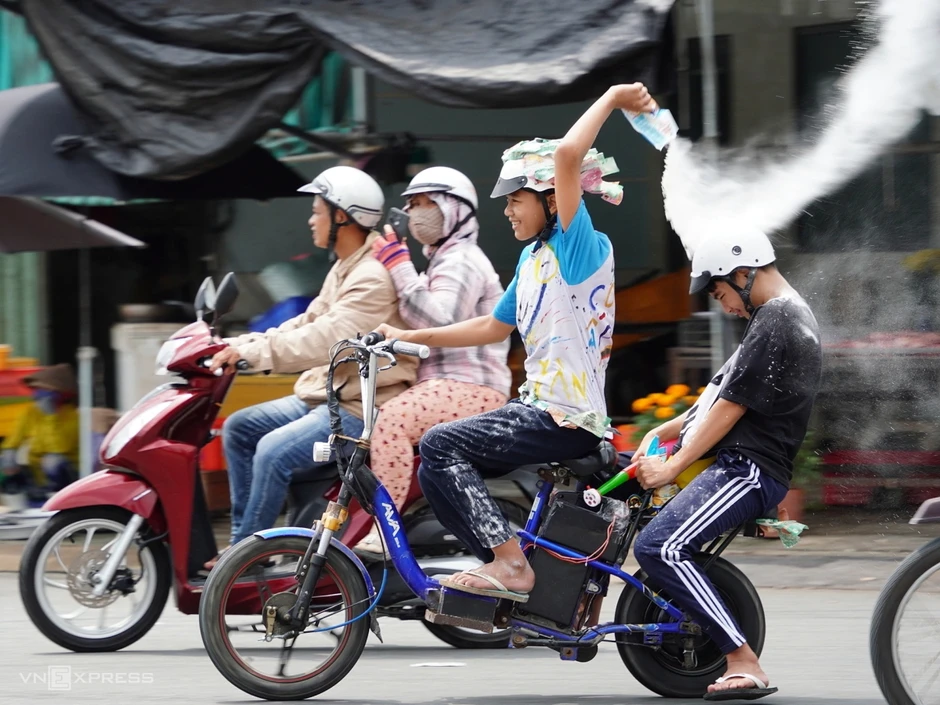 Ho&aacute; trang 'y&ecirc;u qu&aacute;i' phun lửa, n&eacute;m bột m&igrave; ở lễ hội L&agrave;m Chay