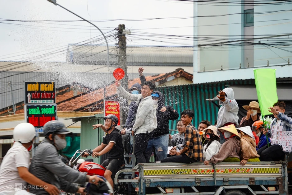 Ho&aacute; trang 'y&ecirc;u qu&aacute;i' phun lửa, n&eacute;m bột m&igrave; ở lễ hội L&agrave;m Chay