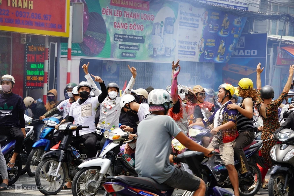 Ho&aacute; trang 'y&ecirc;u qu&aacute;i' phun lửa, n&eacute;m bột m&igrave; ở lễ hội L&agrave;m Chay
