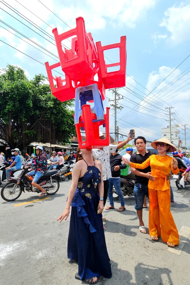 Ho&aacute; trang 'y&ecirc;u qu&aacute;i' phun lửa, n&eacute;m bột m&igrave; ở lễ hội L&agrave;m Chay