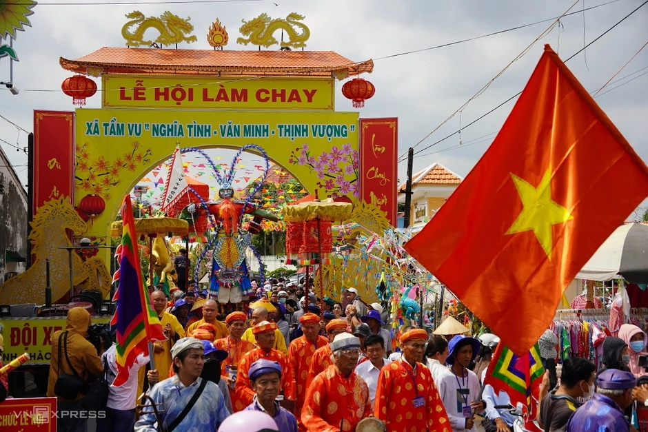 Ho&aacute; trang 'y&ecirc;u qu&aacute;i' phun lửa, n&eacute;m bột m&igrave; ở lễ hội L&agrave;m Chay