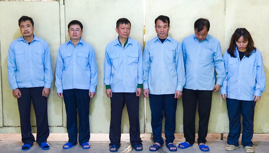 Hoãn xét xử nhóm cựu cán bộ nhận hối lộ ở Hà Nội Hoãn xét xử nhóm cựu cán bộ nhận hối lộ ở Hà Nội