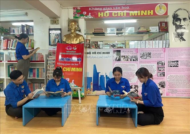 Học Bác để xây dựng chính quyền gần dân, vì dân, lấy dân làm gốc Học Bác để xây dựng chính quyền gần dân, vì dân, lấy dân làm gốc