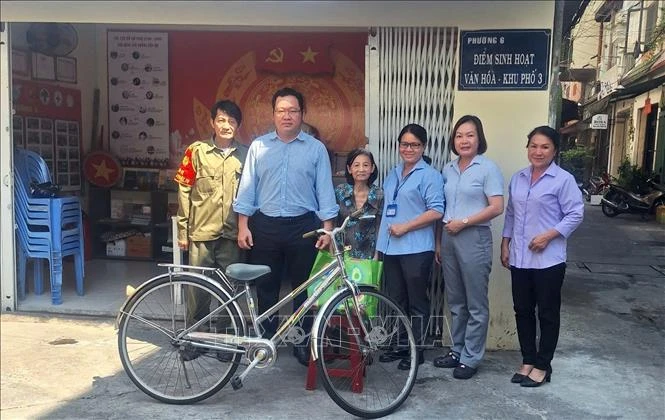 Học Bác để xây dựng chính quyền gần dân, vì dân, lấy dân làm gốc Học Bác để xây dựng chính quyền gần dân, vì dân, lấy dân làm gốc