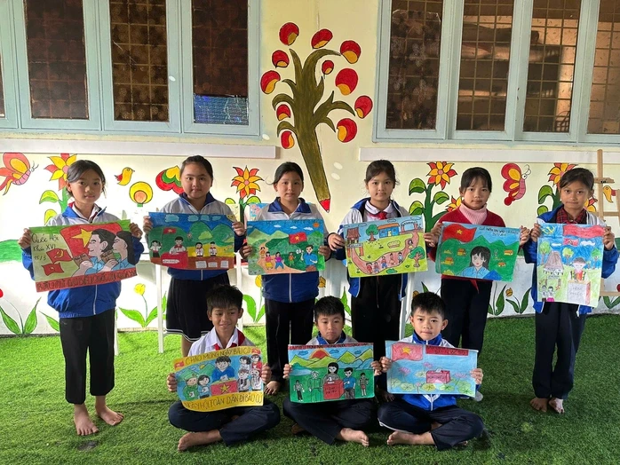 Học sinh đồng bào Xơ Đăng vẽ tranh cổ động bầu cử Học sinh đồng bào Xơ Đăng vẽ tranh cổ động bầu cử