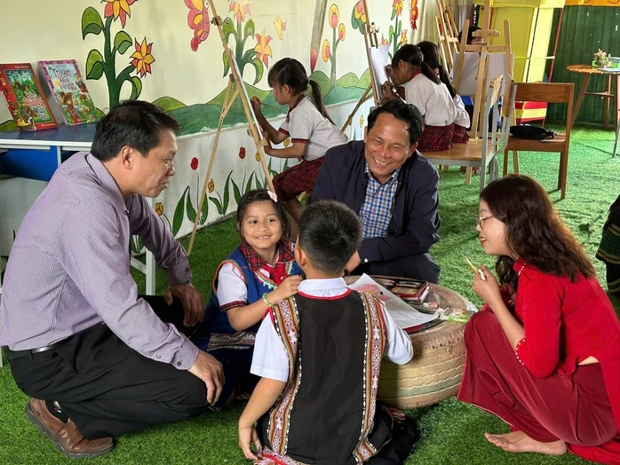 Học sinh đồng bào Xơ Đăng vẽ tranh cổ động bầu cử Học sinh đồng bào Xơ Đăng vẽ tranh cổ động bầu cử