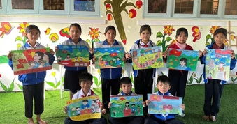 Học sinh đồng bào Xơ Đăng vẽ tranh cổ động bầu cử