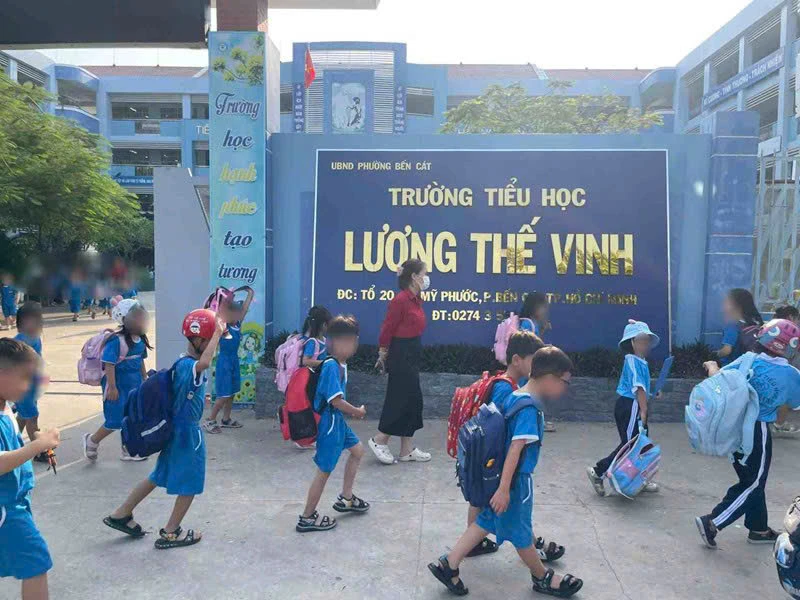Học sinh không ăn bán trú đứng nắng tại trường Tiểu học Lương Thế Vinh gây xôn xao