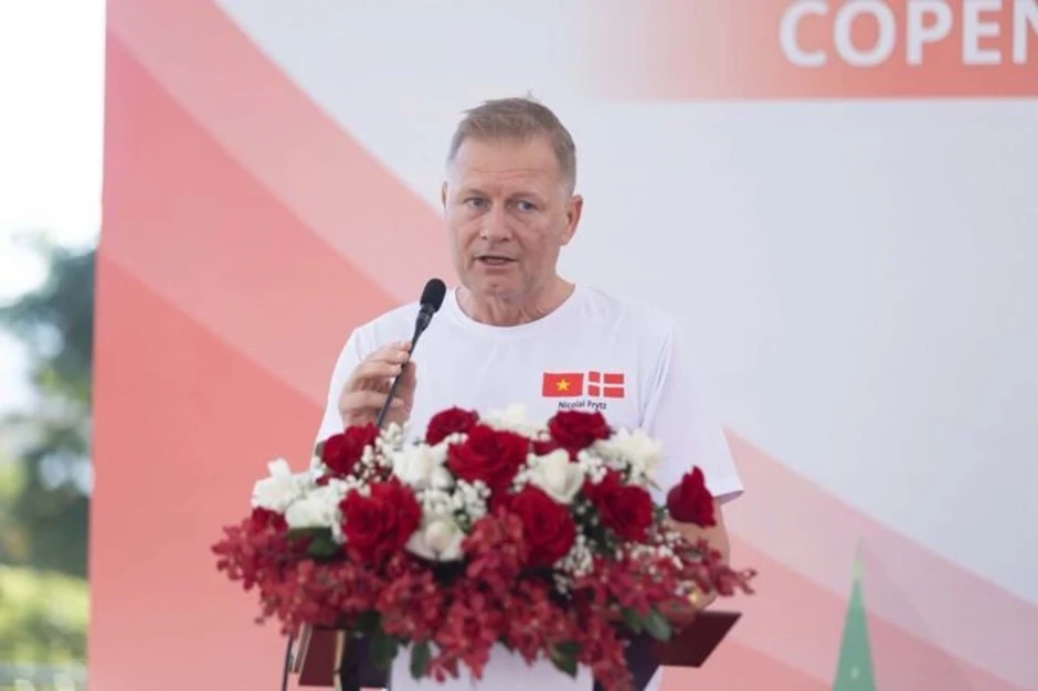 Học sinh Trường Hy Vọng đạp xe cùng Đại sứ Đan Mạch