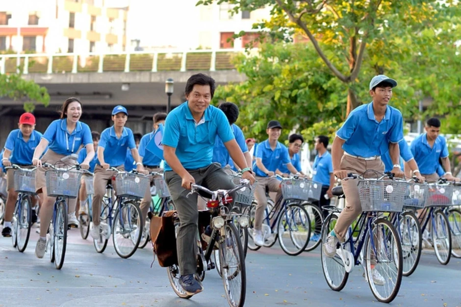 Học sinh Trường Hy Vọng đạp xe cùng Đại sứ Đan Mạch