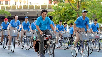 Học sinh Trường Hy Vọng đạp xe cùng Đại sứ Đan Mạch