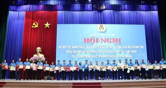 Học theo Bác, công nhân thi đua lao động giỏi