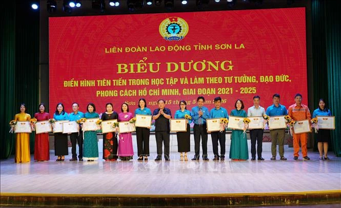 Học và làm theo Bác: Nhân rộng điển hình tiên tiến trong lao động, sản xuất và công tác Học và làm theo Bác: Nhân rộng điển hình tiên tiến trong lao động, sản xuất và công tác