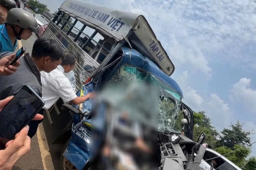 Học viên tông vào xe tải, thầy dạy lái ngồi cạnh tử vong