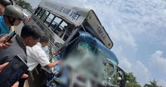 Học viên tông vào xe tải, thầy dạy lái ngồi cạnh tử vong
