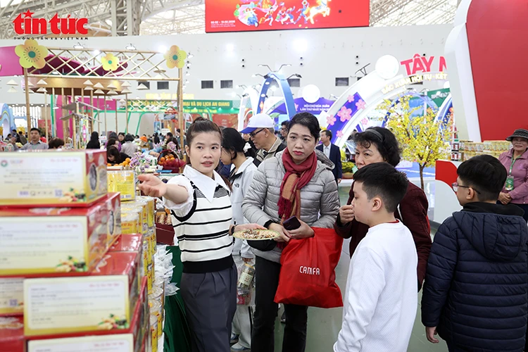 Hội chợ Mùa Xuân 2026, không gian mua sắm Tết đa dạng, thuận tiện cho người tiêu dùng Hội chợ Mùa Xuân 2026, không gian mua sắm Tết đa dạng, thuận tiện cho người tiêu dùng