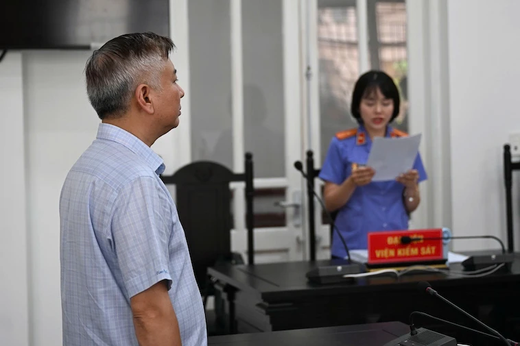 Hối hận muộn màng của người đàn ông lái Mercedes hành hung tài xế ở Hà Nội Hối hận muộn màng của người đàn ông lái Mercedes hành hung tài xế ở Hà Nội