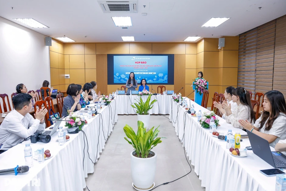 Hội Phụ nữ vận động các gia đình sinh đủ 2 con Hội Phụ nữ vận động các gia đình sinh đủ 2 con