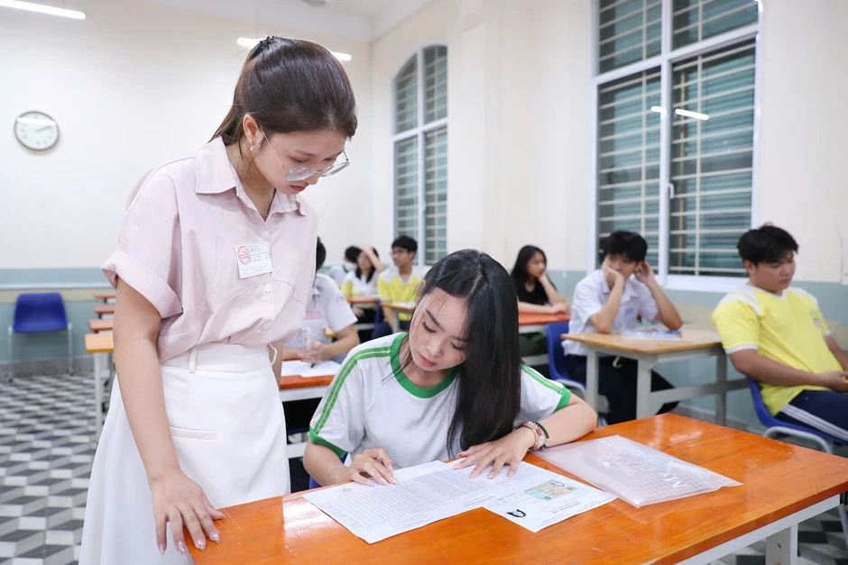 Hơn 1 , 2 triệu thí sinh thi tốt nghiệp THPT năm 2026: Lưu ý quan trọng cho môn ngữ văn Hơn 1 , 2 triệu thí sinh thi tốt nghiệp THPT năm 2026: Lưu ý quan trọng cho môn ngữ văn