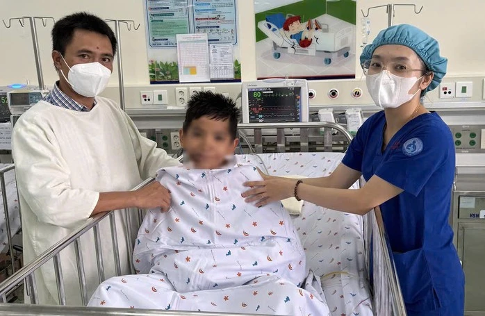 Hơn 10 giờ giành giật sự sống cứu bé trai bị ô tô cán qua người Hơn 10 giờ giành giật sự sống cứu bé trai bị ô tô cán qua người